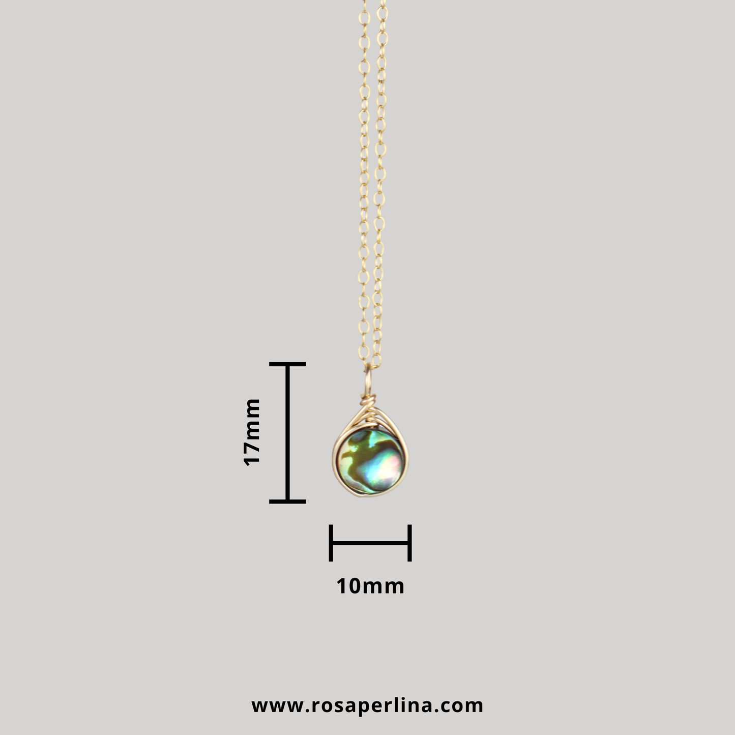 Necklace with a pendant on a gray background, showing measurements and Rosaperlinas website.
