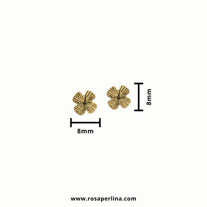 Two small gold flower-shaped stud earrings shown on a white background with black dimension markers indicating 8mm width and 8mm height, plus the website text www.rosaperlina.