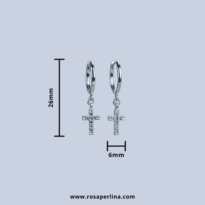 Silver cross earrings with measurements on a light gray background, featuring the brand 'rosaperlinas'.