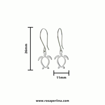 Silver turtle earrings with measurements on a white background, featuring the Rosaperliná brand.