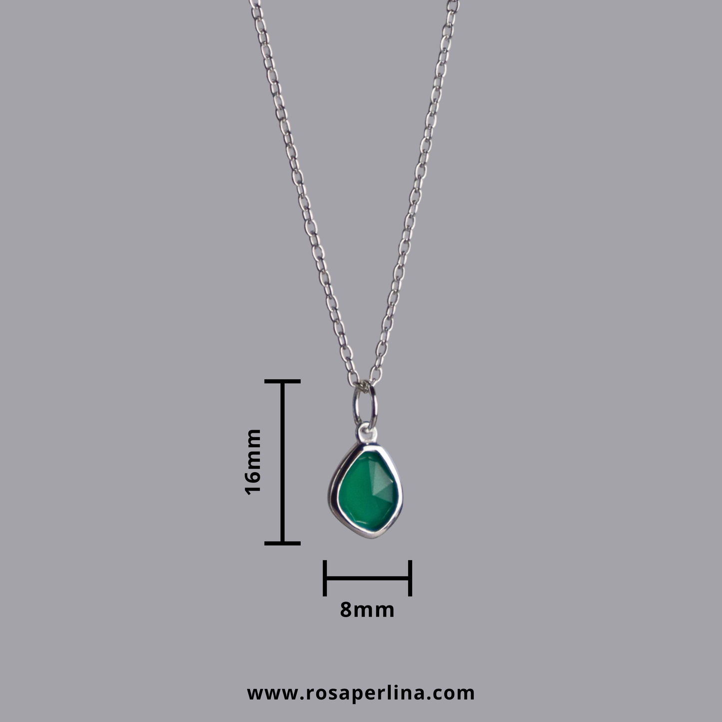 Necklace with a green teardrop pendant on a gray background, showing measurements and Rosaperlinas website.