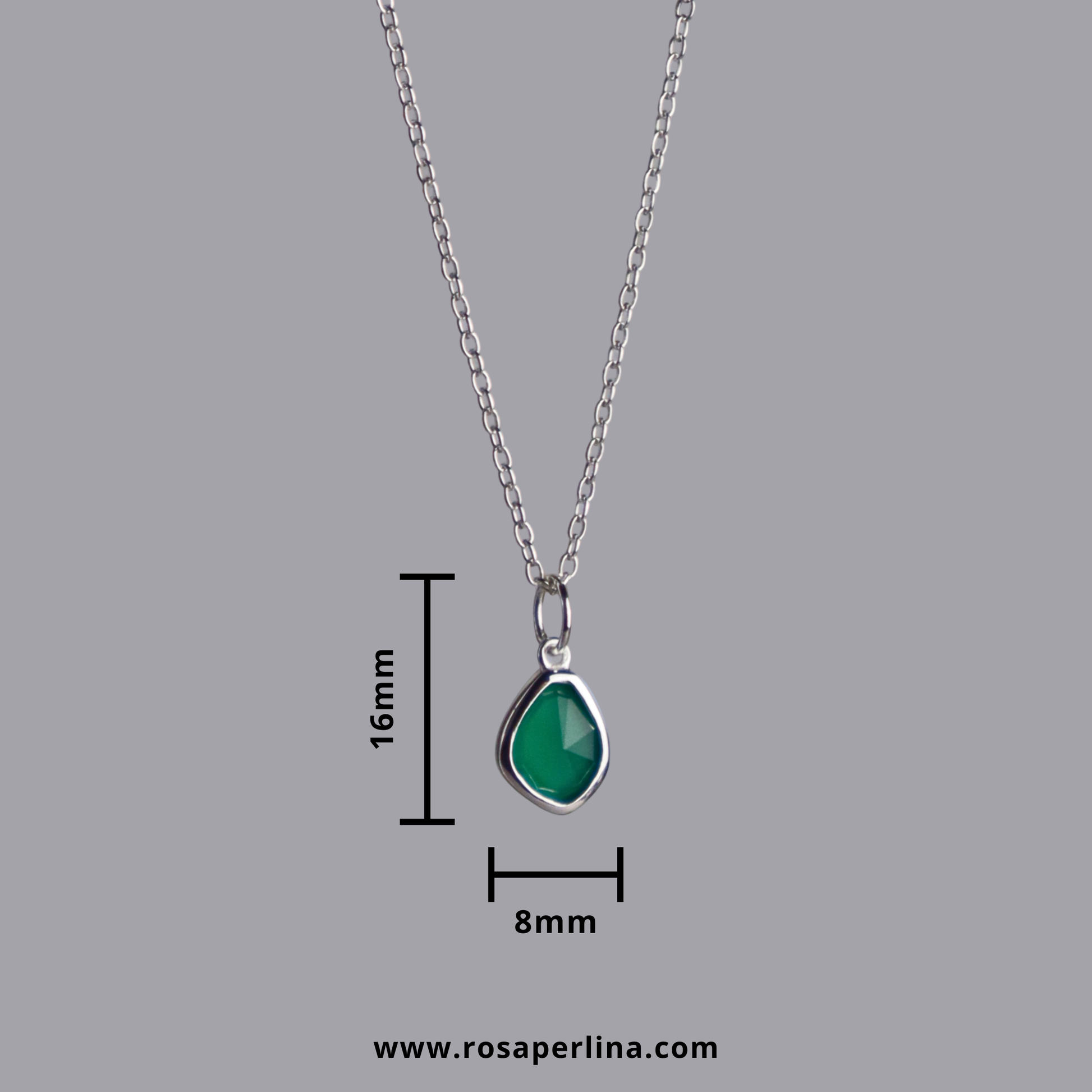 Necklace with a green teardrop pendant on a gray background, showing measurements and Rosaperlinas website.