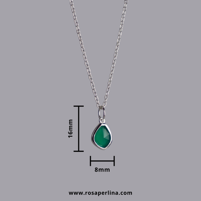 Necklace with a green teardrop pendant on a gray background, showing measurements and Rosaperlinas website.
