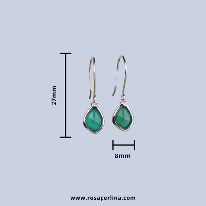 Green teardrop earrings with measurements on a light gray background, featuring the Rosaperlina brand.