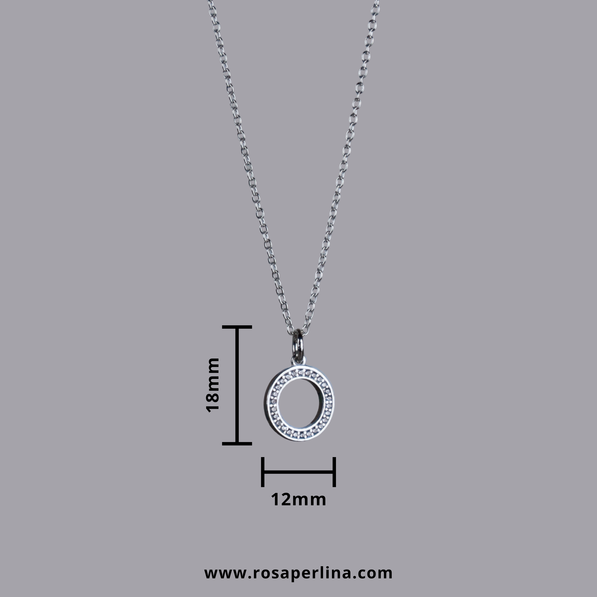 Silver necklace with a circular pendant on a gray background, showing measurements and Rosaperlinas website.