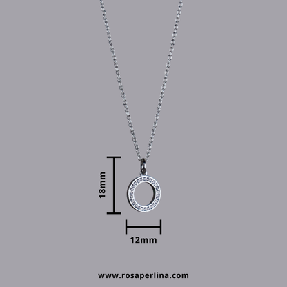 Silver necklace with a circular pendant on a gray background, showing measurements and Rosaperlinas website.
