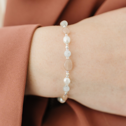 Petit bracelet en pierre de lune et perles d’eau douce