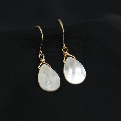 Boucles d'oreilles briolette coquillage blanc