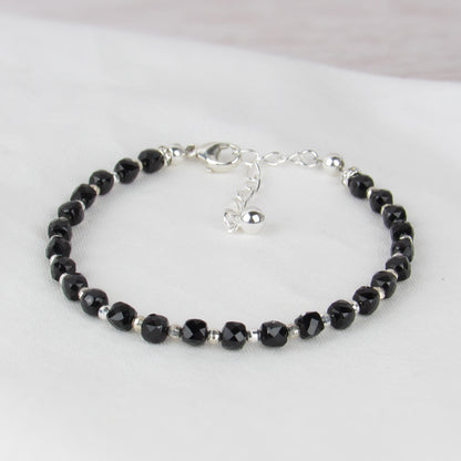 Pequeña pulsera de piedras preciosas negras
